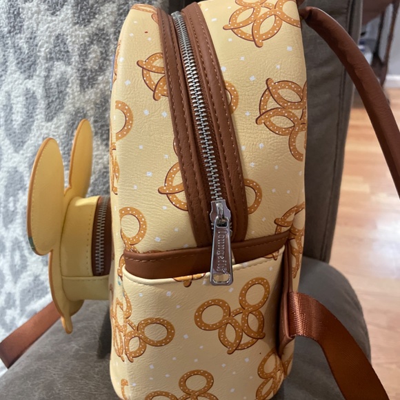 Lounge, fly, pretzel backpack
